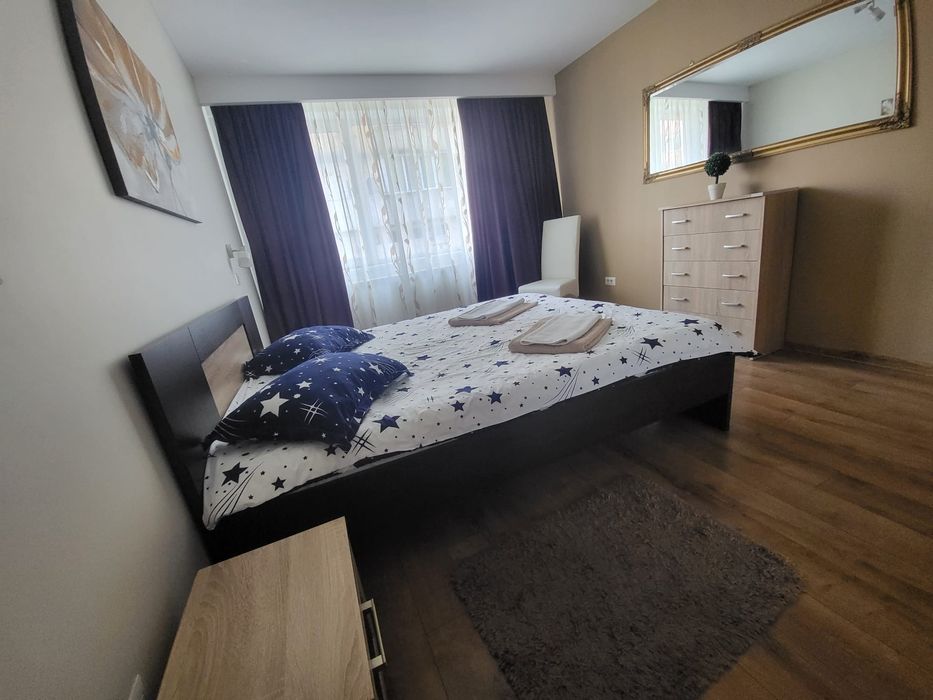 CENTRAL: Dormitor & Living cu colțar (max 4 adulți + 1 copil)