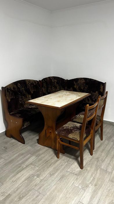 Colțar de bucătărie cu  masă și două scaune