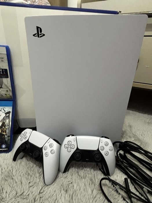 Ps5 PlayStation 5 – отлично състояние, комплект с 2 джойстика и 5 игри