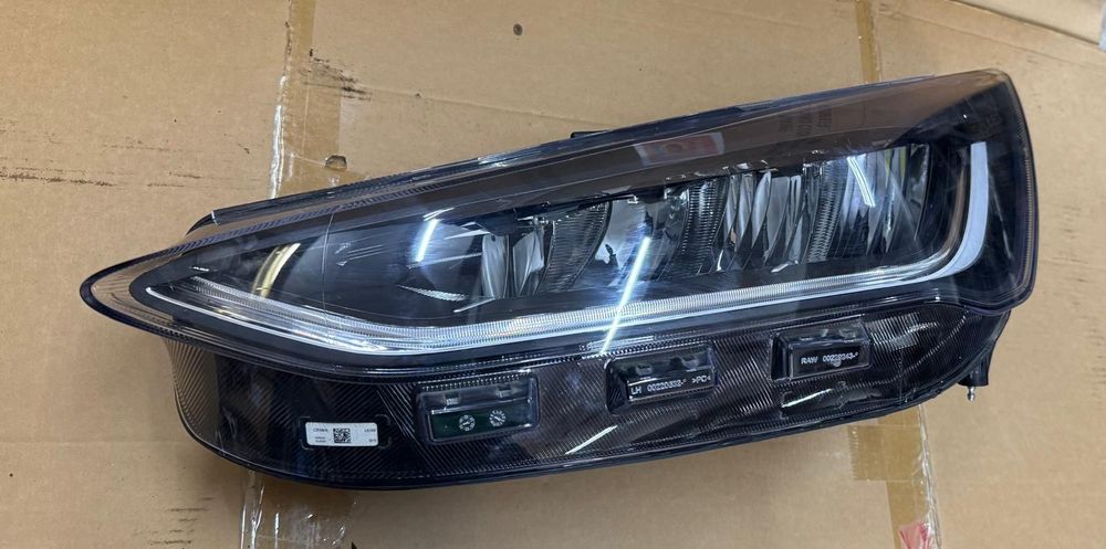 Far stanga full led FORD FOCUS 4 an 2022-2024 cod NX7B-13E015-CF a avut 2 prinderi fisurate si lipite