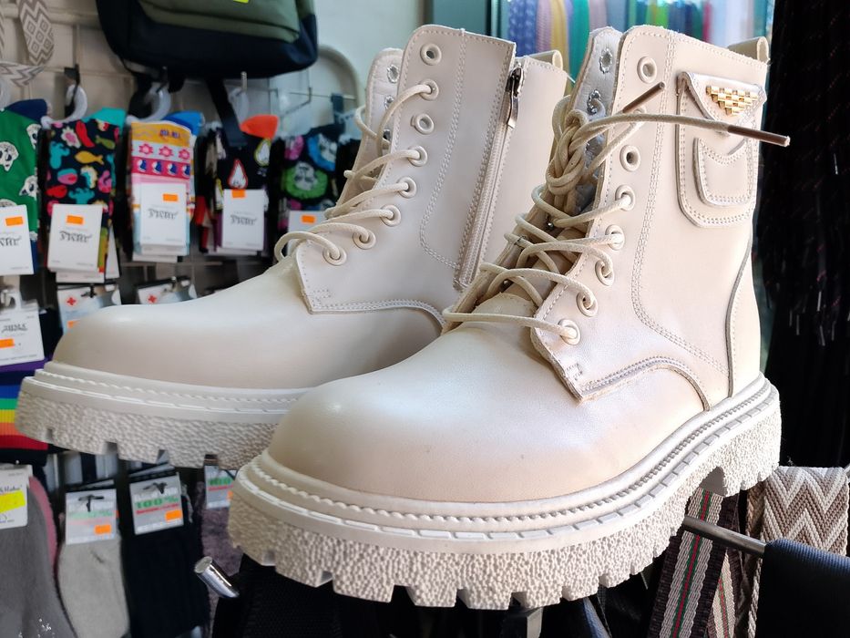 Бежови зимни боти