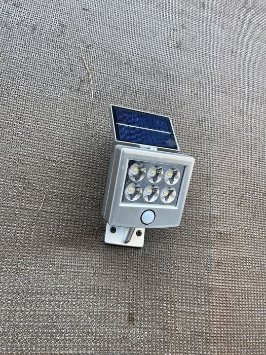 Lampa solara proiector curte cu acumulator  150 lumeni mica noua