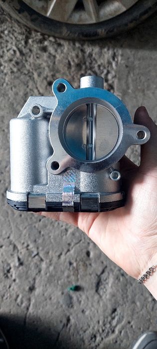 Продам дросельную заслонку 21127