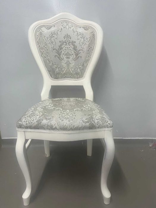 Scaun din lem masiv, tapitat