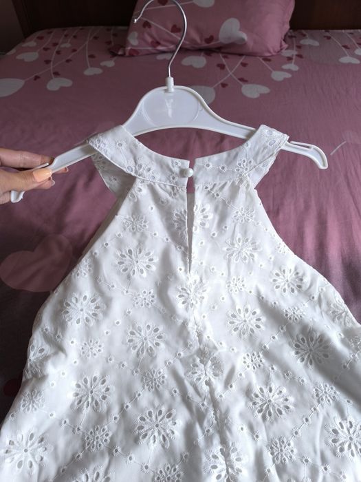 Бяла дантелена рокля