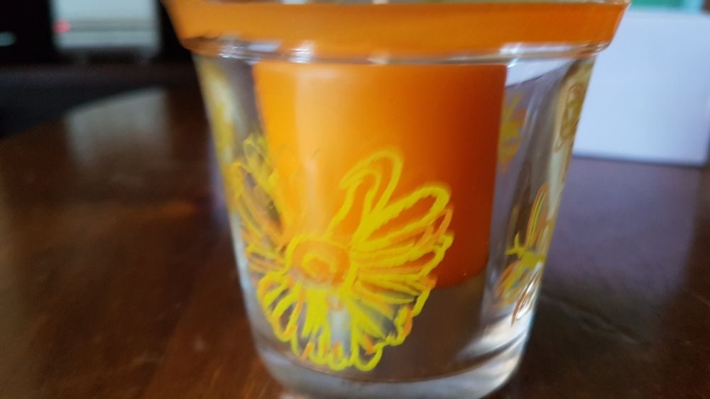 Стилен  стъклен свещник