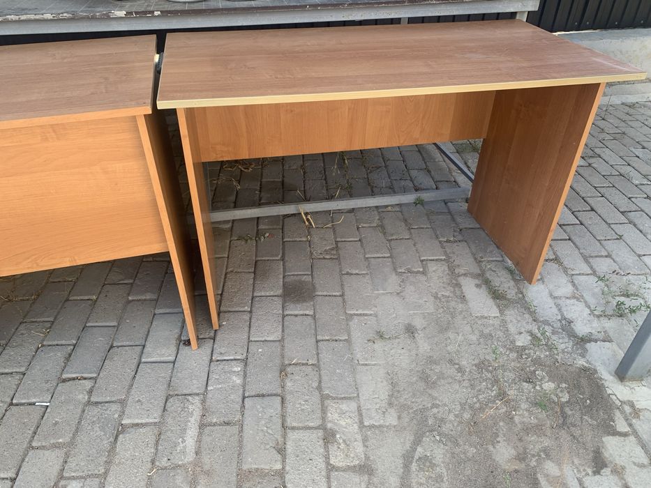 Два стола из твердой древесины