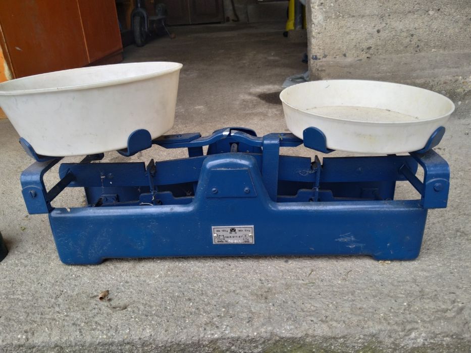 Продавам много стар Български кантар от соца 1992 година чисто нов