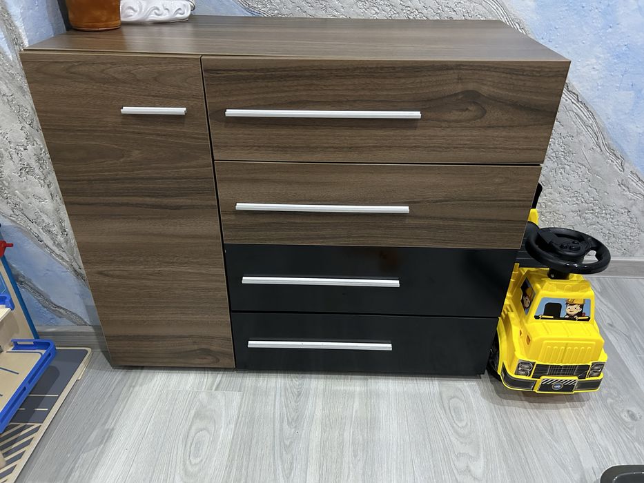 Продавам гланцов скрин с кабяв мат