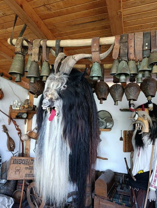 Кукерски маски изработени от естествена материалии