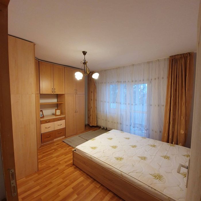 Închiriez apartament 4 camere plopilor Nr.60