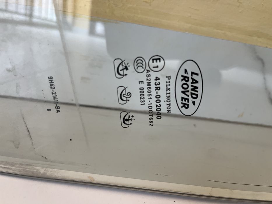 Стекло на Land Rover