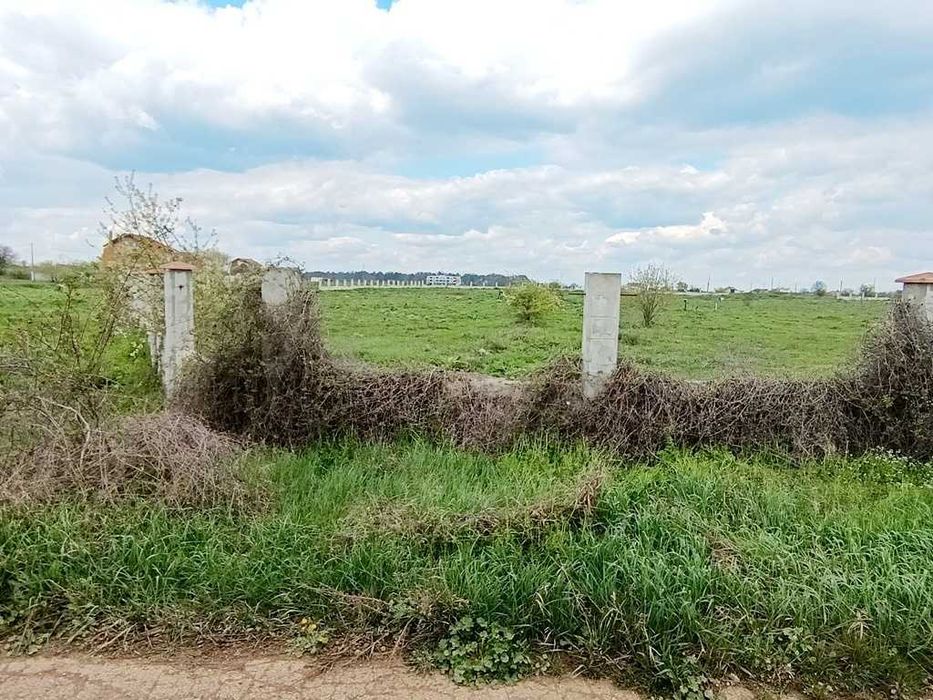 Парцел на асфалтов път до голф игрищата, вилна зона на Топола