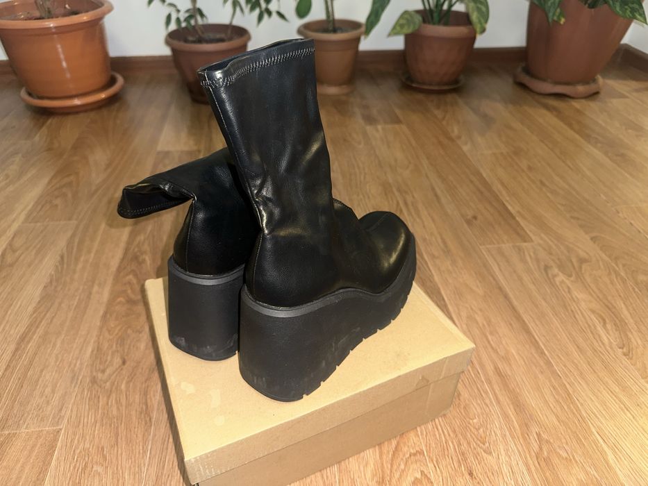 Продам ботильоны Bershka на платформе, размер 36