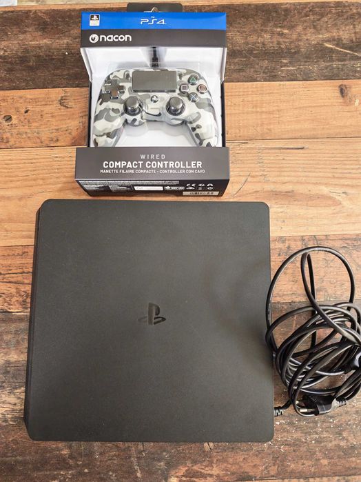 Продавам PS4 с контролери.