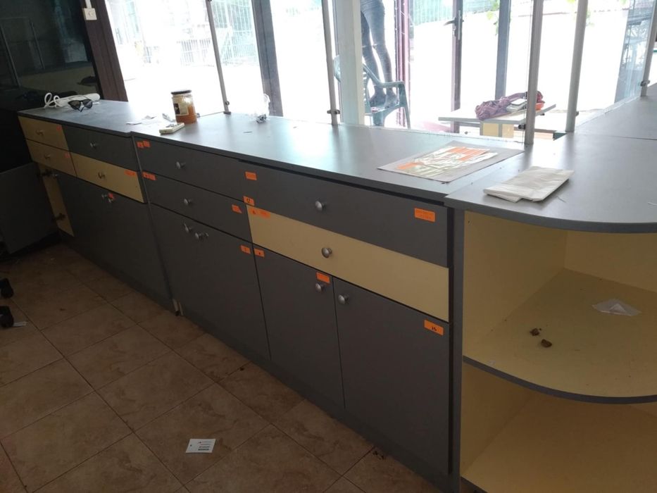 Оборудване, рафтове и шкафове за аптека/магазин