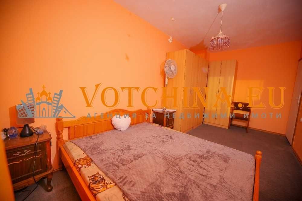 Простор и потенциал - масивна триетажна къща с панорамна гледка