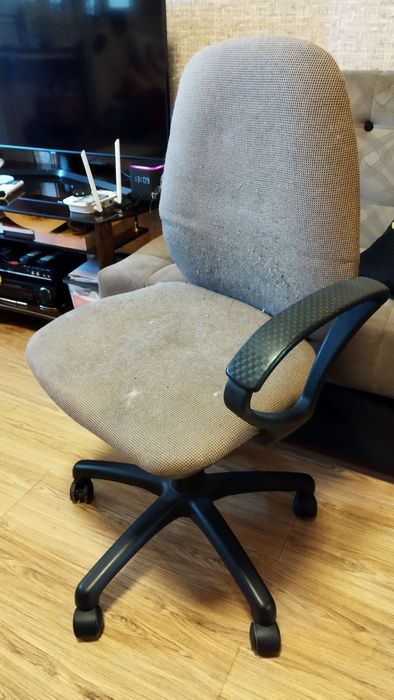 Кресло на колесиках.