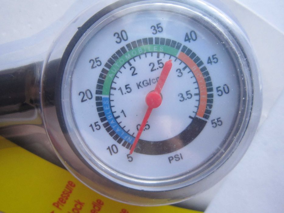 Манометр для измерения давления в шинах.