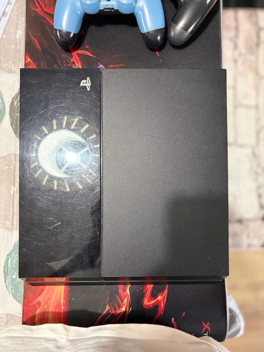 Продавам PS4 с 2 джойстика, 5 игри и бонус ретро конзола. Конзолата е почистена, с фабрични настройки и готова за игра. Всичко е в комплект