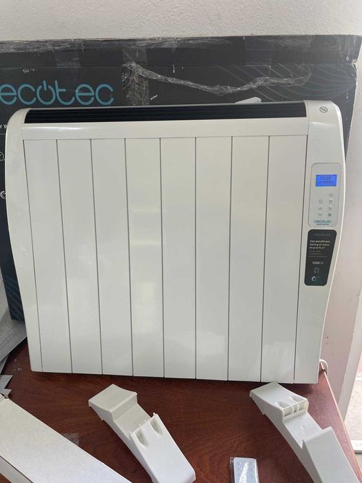 Calorifer electric Cecotec Ready Warm 1800. 8 elemente, 3 moduri de funcționare, temporizator, telecomandă fără fir, afișaj LED, 1200 W
