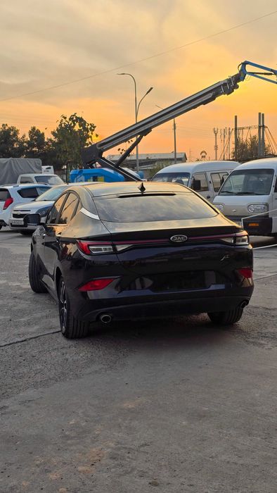 JAC J7 avtomobilini bonuslar bilan xarid qiling