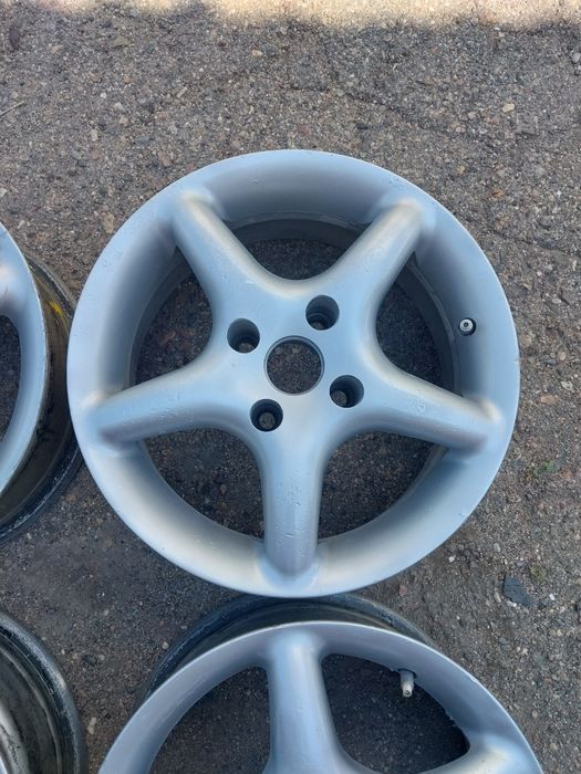 Диски R15 оригинал на Audi 80.
