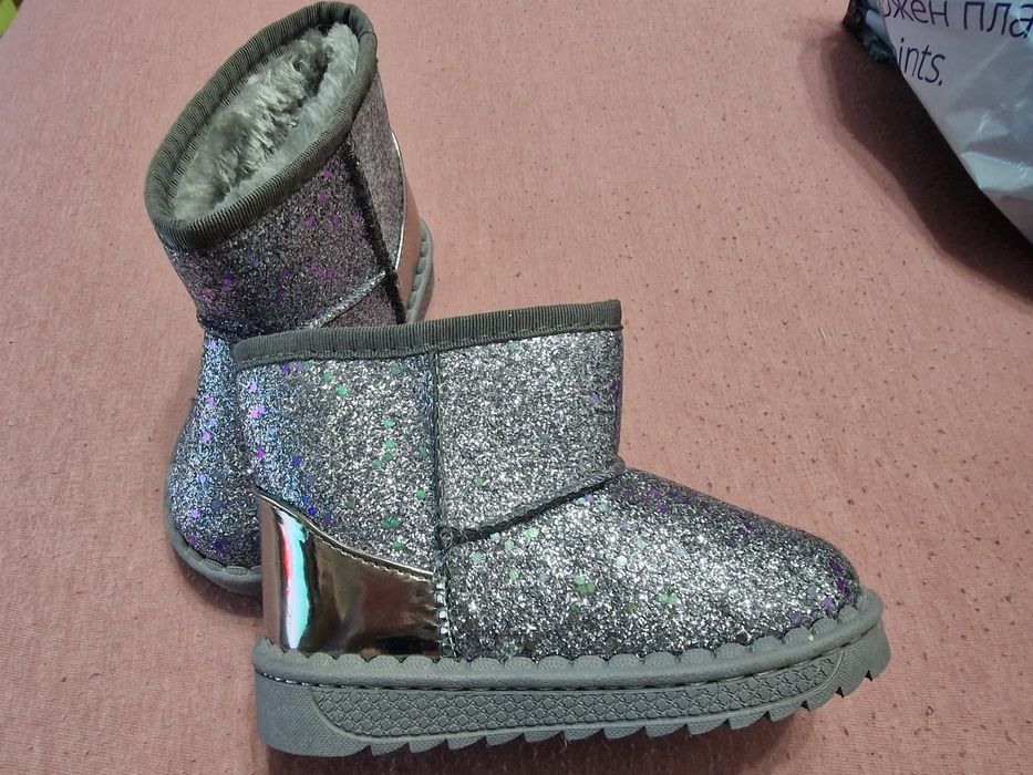 Чисто нови блестящи ботуши 26 номер