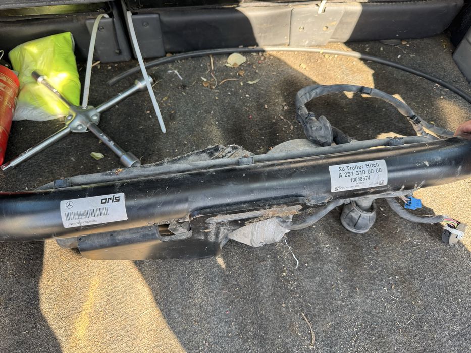 Теглич за Mercedes CLS 2019 година