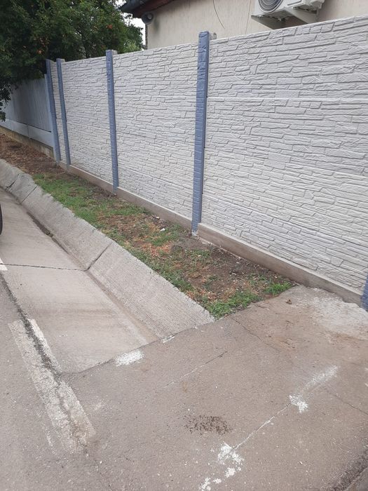 Garduri din beton comprimat de la gardultau.com stalpi placi de gard