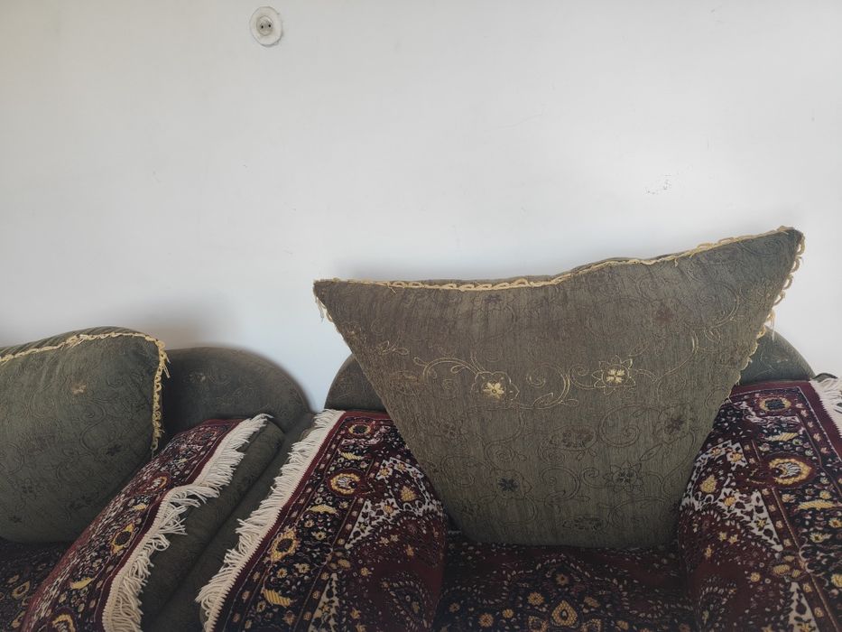 Диван с двумя креслами