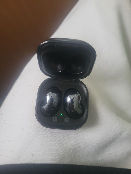 Продам оригинальные наушники Galaxy buds live.