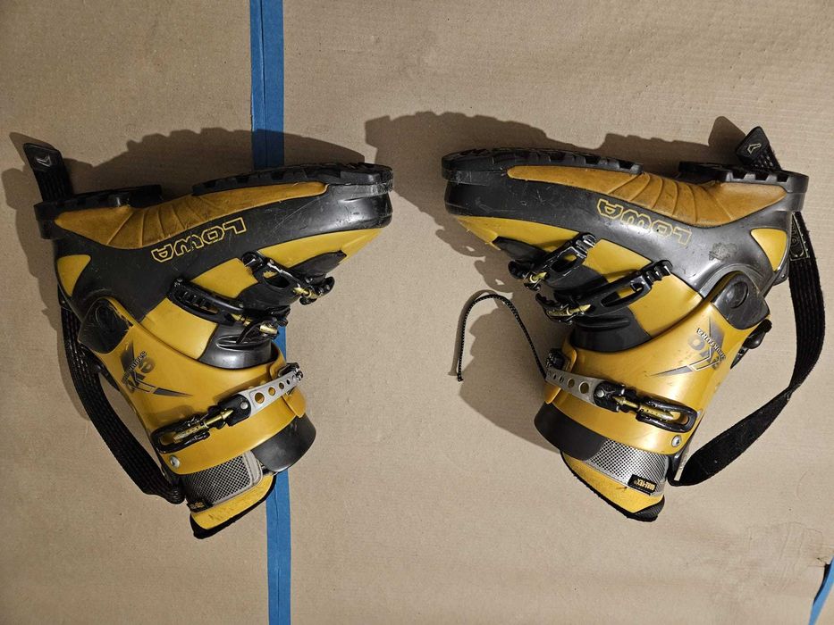 clapari ski de tura Lowa