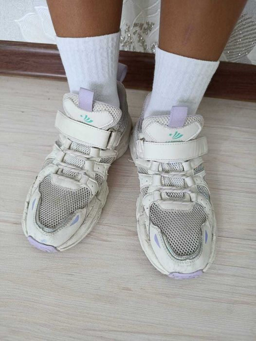 Продам школьную обувь