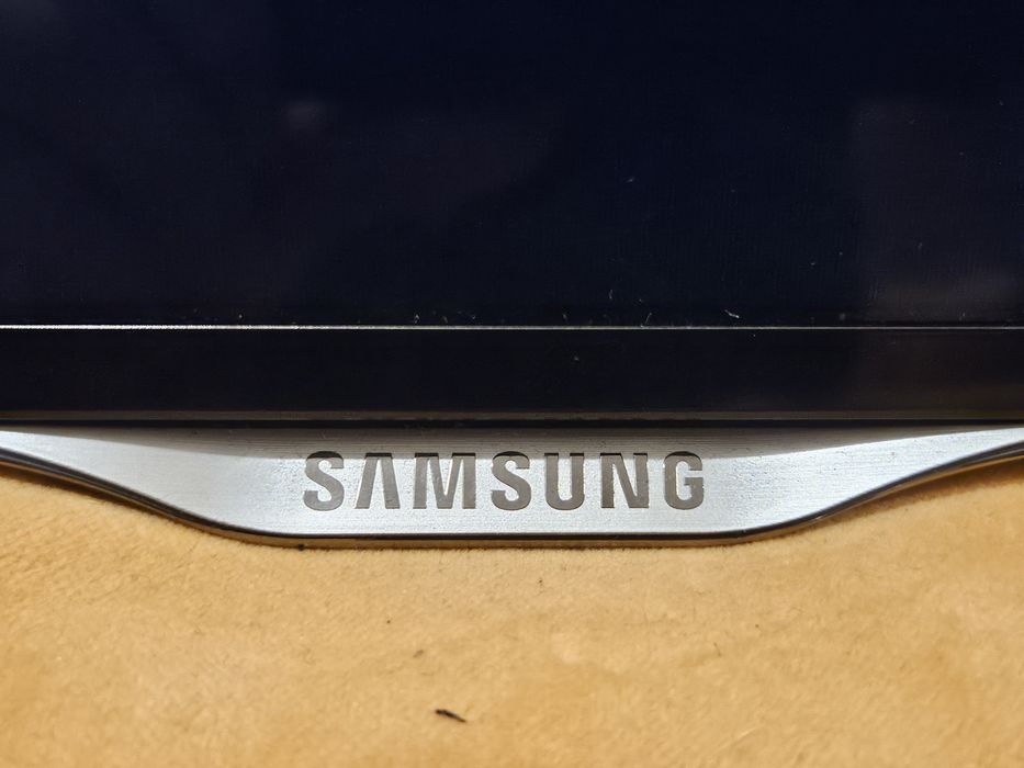 Телевизор Самсунг есть крепление на стену