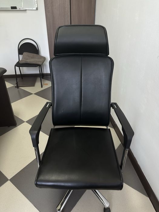 Стол руководителья с креслом.