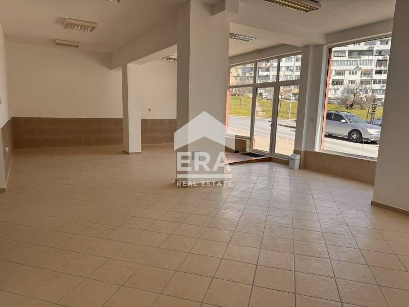 Търговско помещение след основен ремонт, с голяма витрина, за под наем