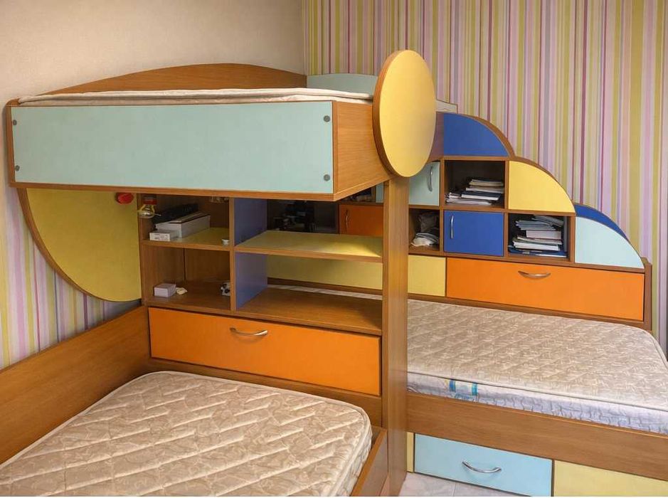 Уникален детски комплект: 3 легла и 2 бюра