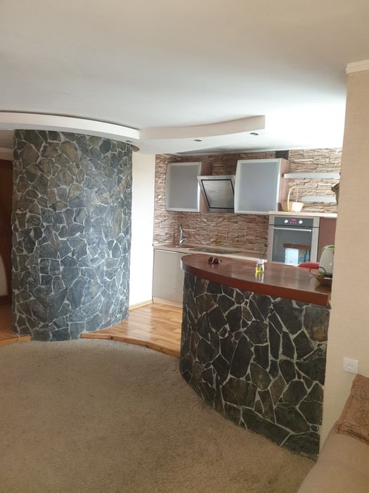 Сдам 3ком.квартиру-студ      ию.Евроремонт.    250,0