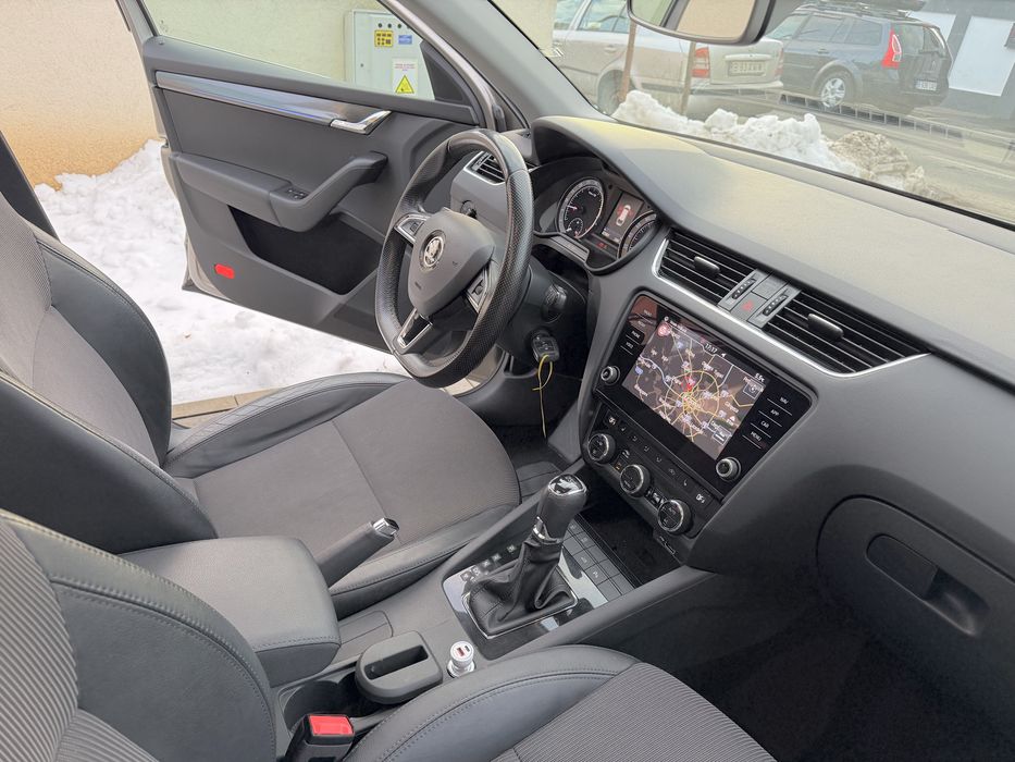 Skoda Octavia Ambition diesel 116cp DSG / Panorama / Piele / Bi-xenon LED / Distronic+