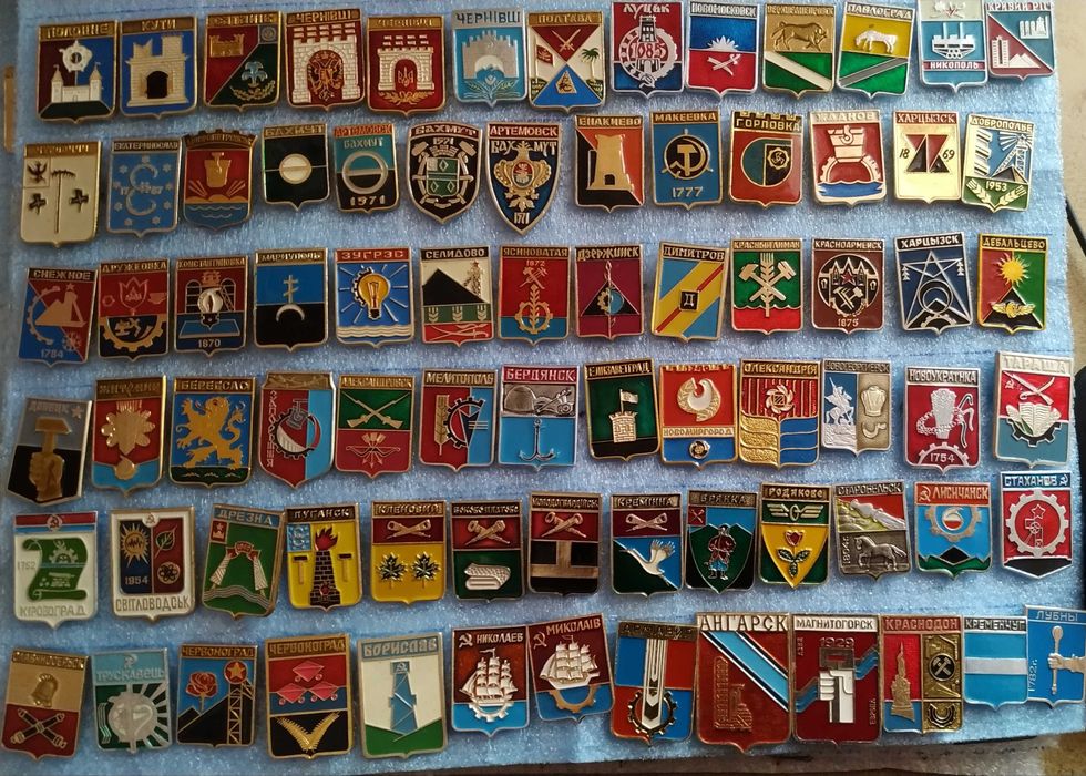 Продам коллекцию значков "Гербы городов"