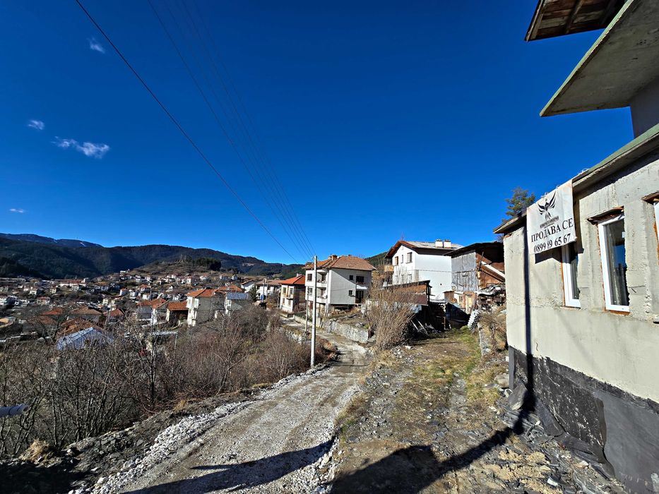 Триетажна къща с гараж и изолация 210РЗП с 564кв двор село Момчиловци