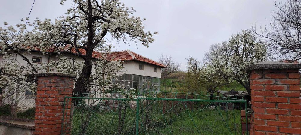 Едноетажна къща с парцел в село Динево, обл.Хасково