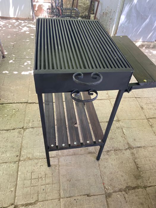 Скара на дървени въглища