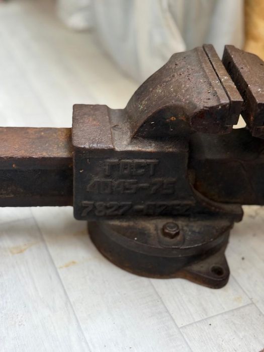 Тиски большые слесарные