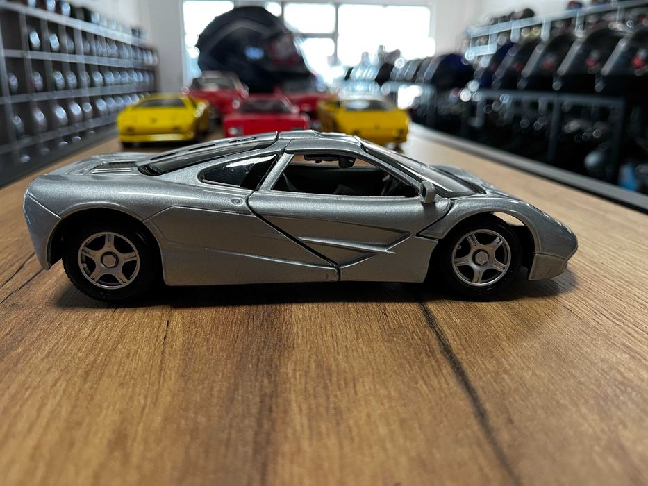 Метална колекционерска количкa модел BBURAGO MCLAREN P1 мащаб 1:24