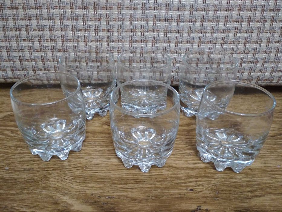 Продам набор стеклянных стаканов для напитков