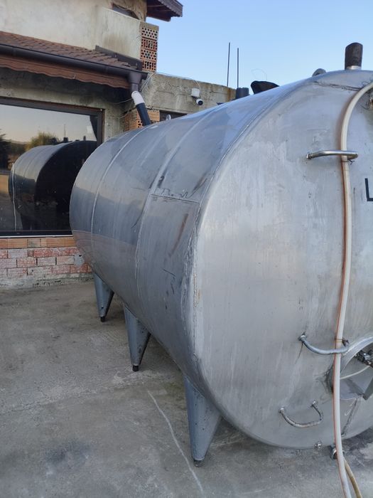Продавам цистерна 10 кубика неръждаема стомана