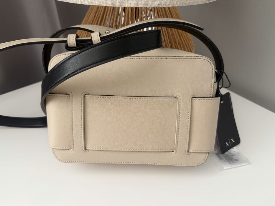 Armani Exchange чанта в бежов цвят