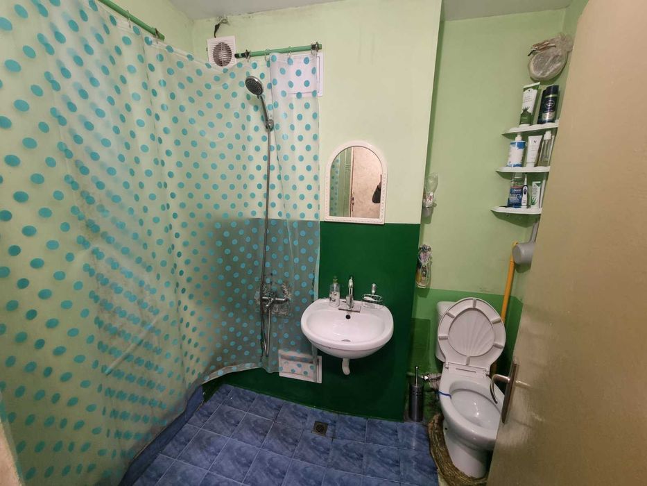 Продава се просторна гарсониера – кв. Младост 1